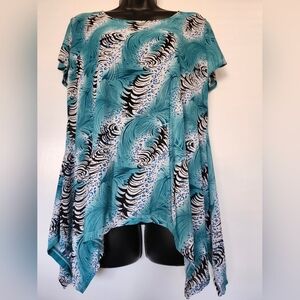 EMILY STACY turquoise and white short-sleeve top with a black and white pattern